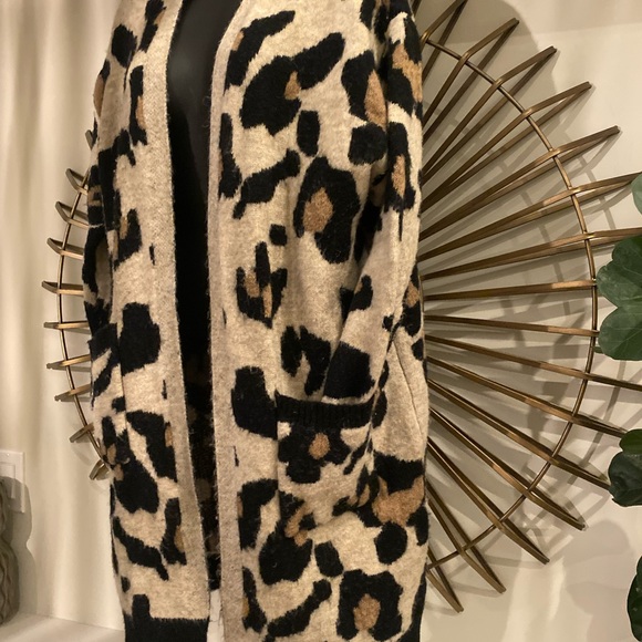 Altar’d State oversized leopard print cardigan - Picture 2 of 4
